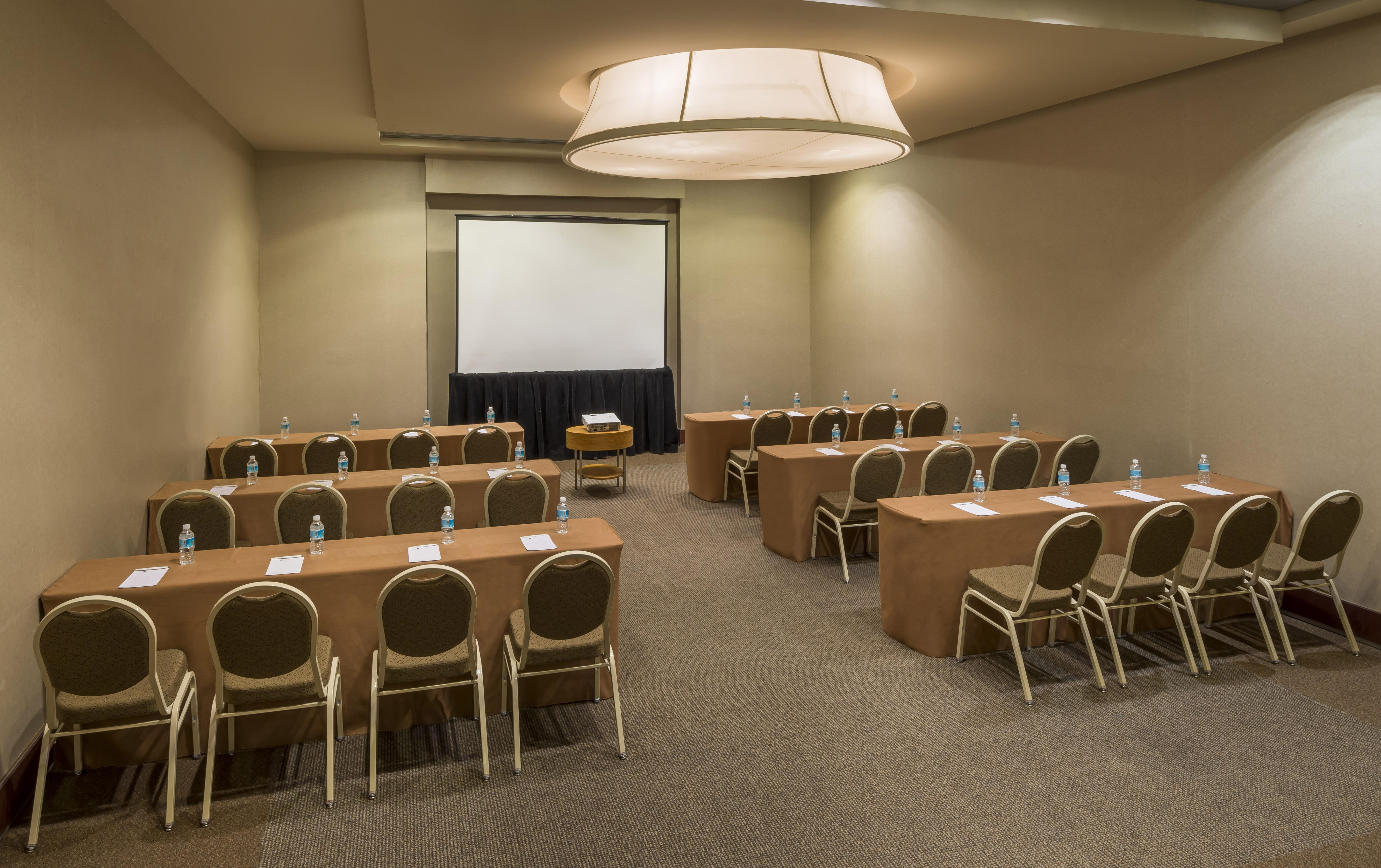 ホテル カミノ リアル サンタフェ メキシコシティ エクステリア 写真 A typical meeting room