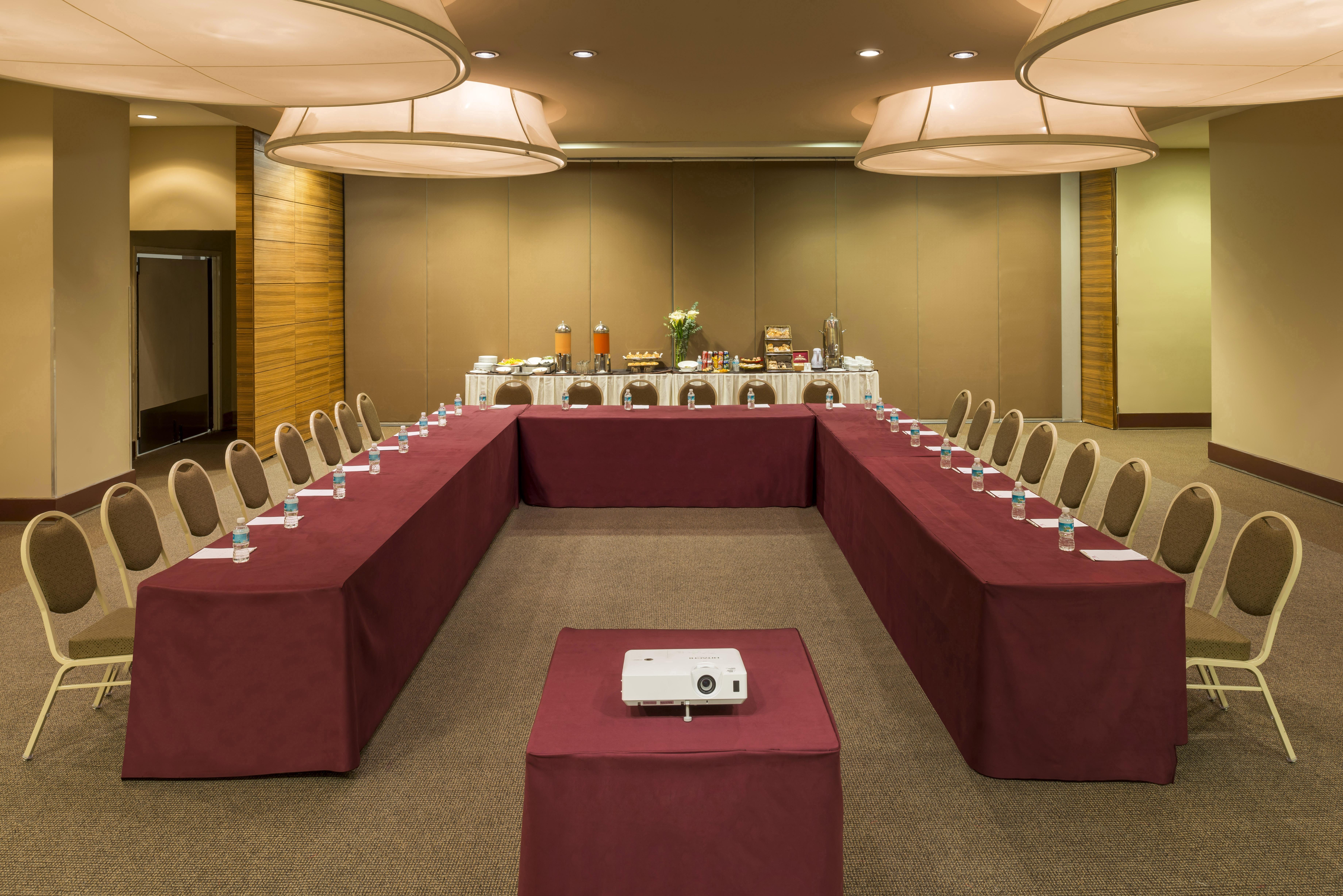 ホテル カミノ リアル サンタフェ メキシコシティ エクステリア 写真 U-shaped table layout