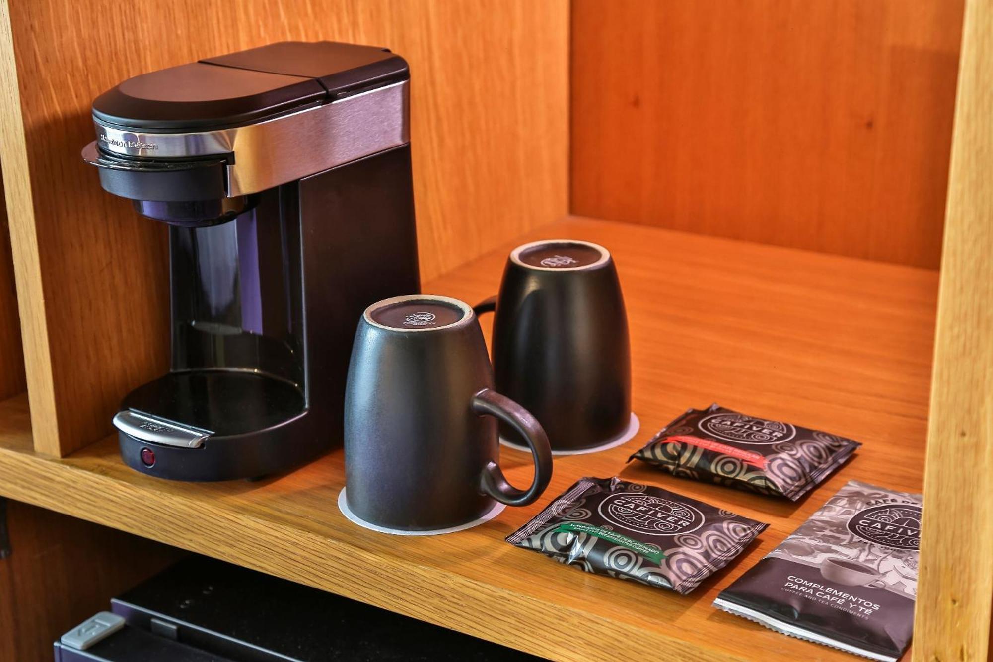 ホテル カミノ リアル サンタフェ メキシコシティ エクステリア 写真 A Keurig coffee maker