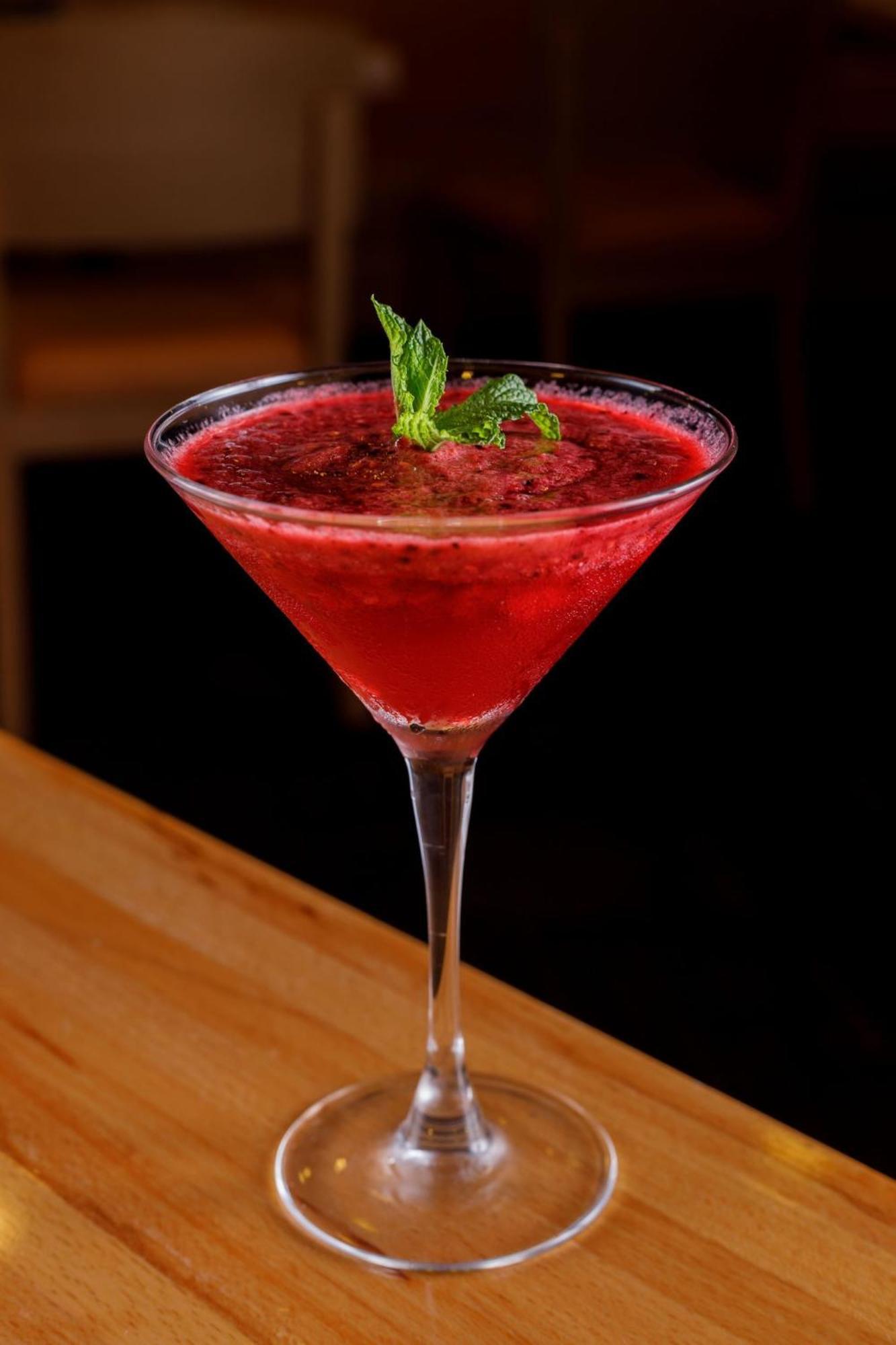 ホテル カミノ リアル サンタフェ メキシコシティ エクステリア 写真 A cosmopolitan garnished with a sprig of mint