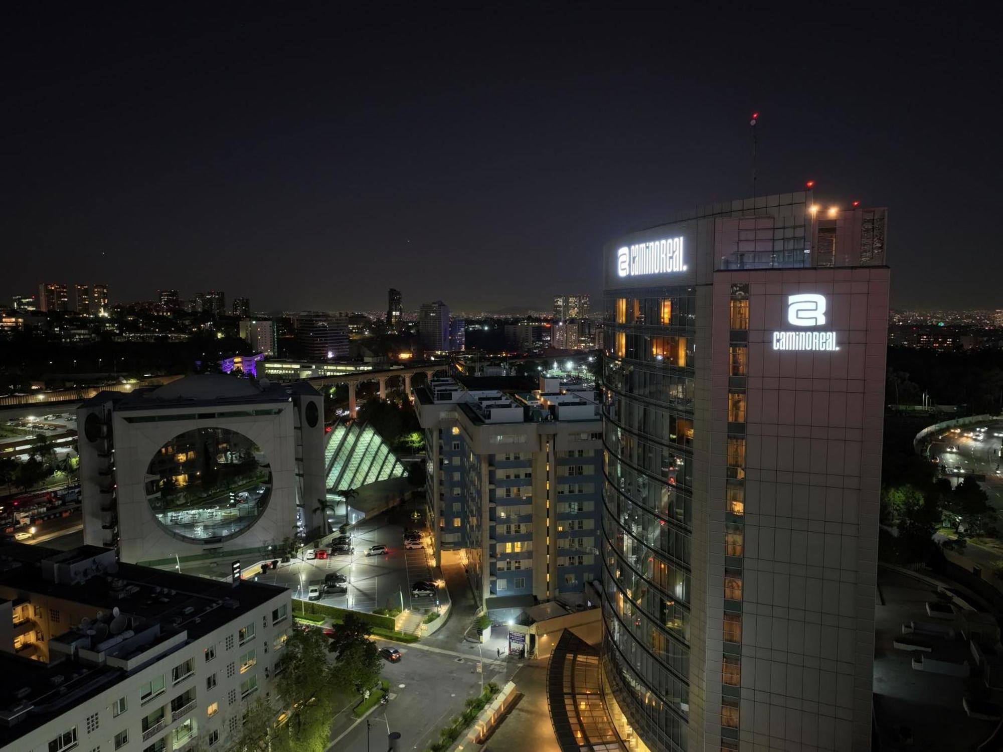 ホテル カミノ リアル サンタフェ メキシコシティ エクステリア 写真 View of the complex at night